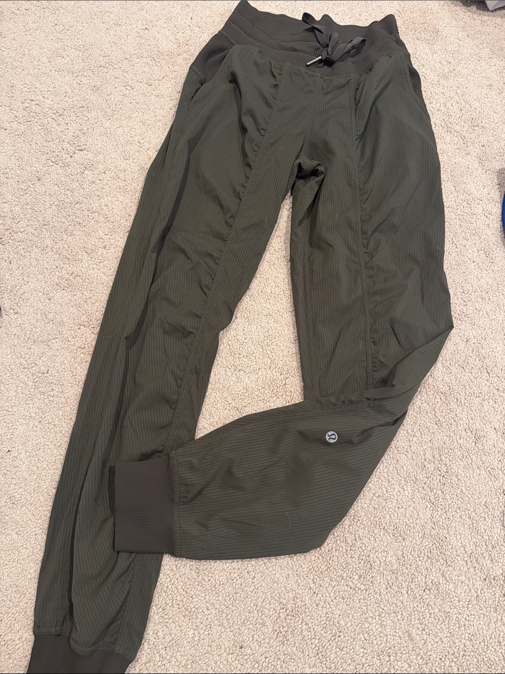 lululemon athletica ladies Olive Green Jogger dance studio Pants sz 2